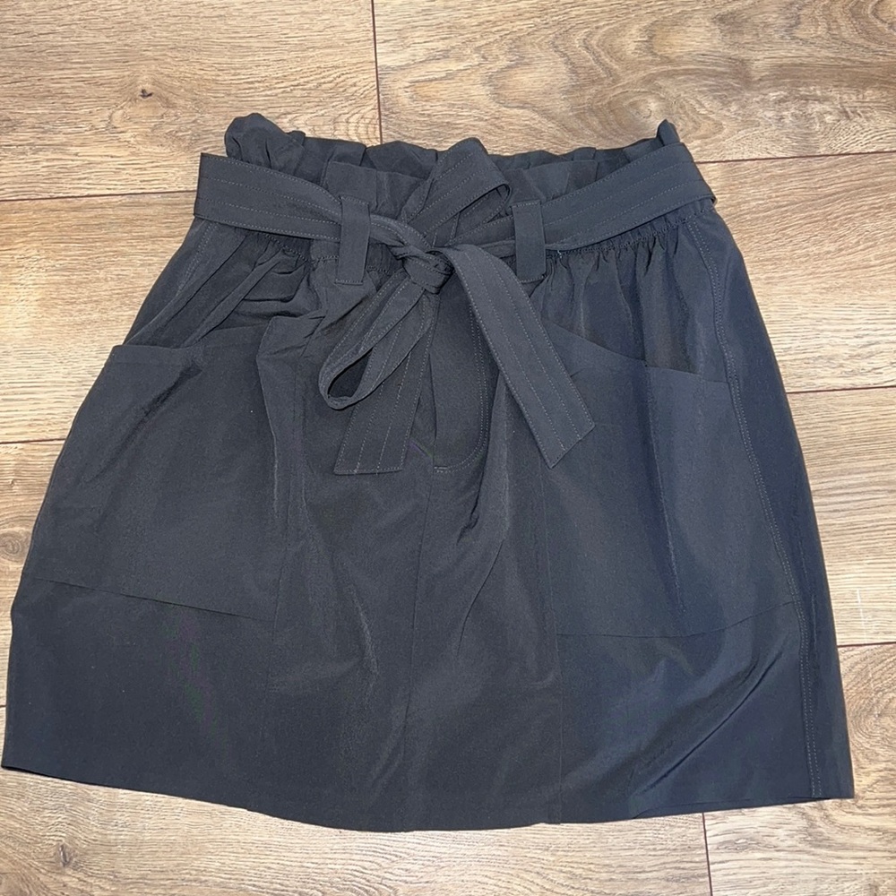 athleta skirt with built in shorts. Olive green. Looks new. Size 0.